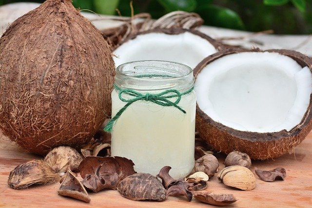 The lauric acid in coconut oil hydrates the skin and reduces inflammation in dogs and cats. 